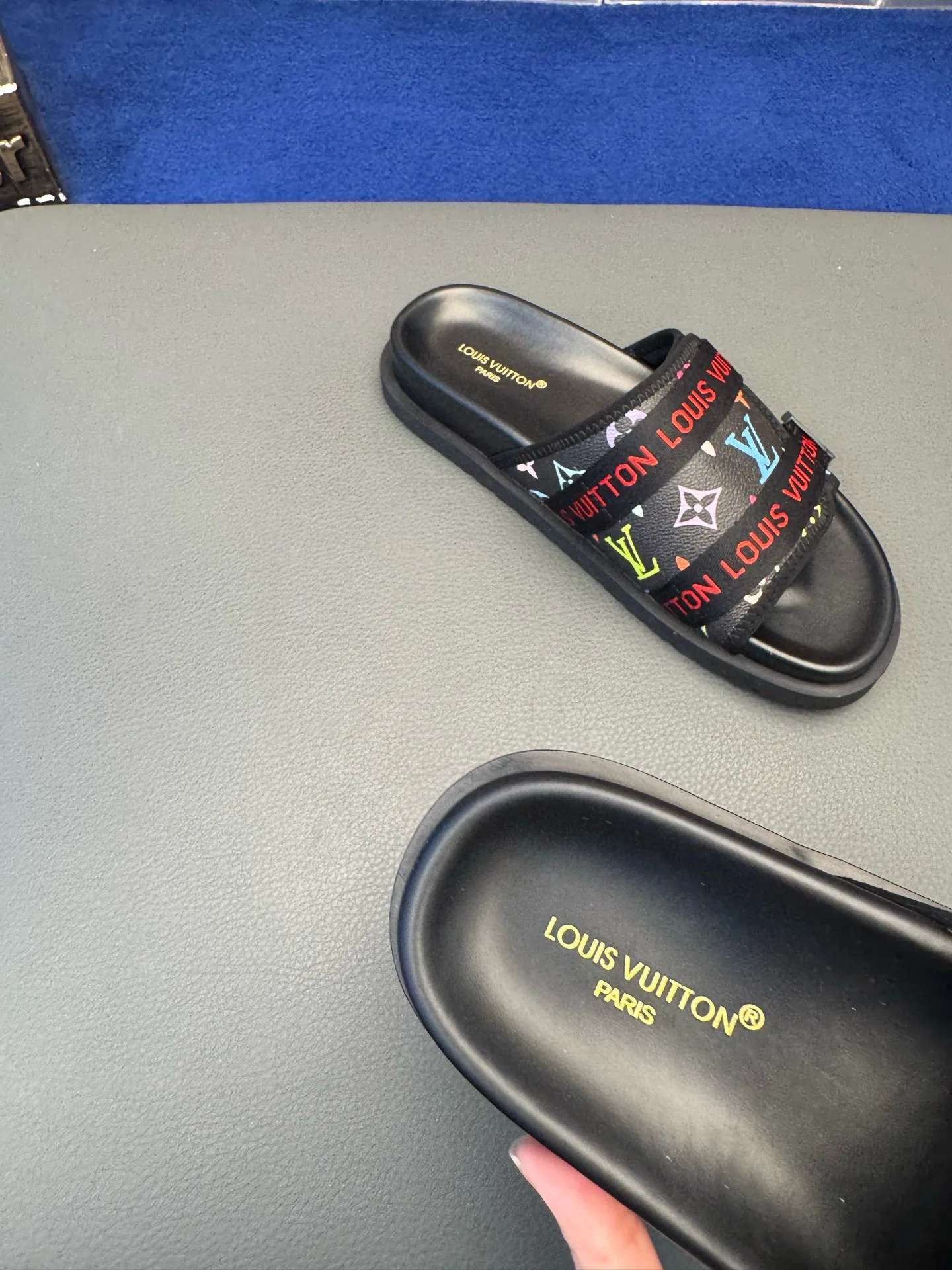 [L Home] P: 340💰Size: 38-45 Top purchasing lv men's summer slippers, classic presbyopia with soft real leather lining, unique color splicing effect, distinctive personality, fashionable and trendy essential style, light and comfortable. Lightweight and tough rubber insole, micro ridged foam outsole, super comfortable!
